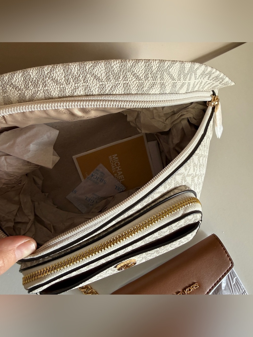 Michael Kors MAISIE LG 2in1 WAISTPACK - Picture 10 of 13